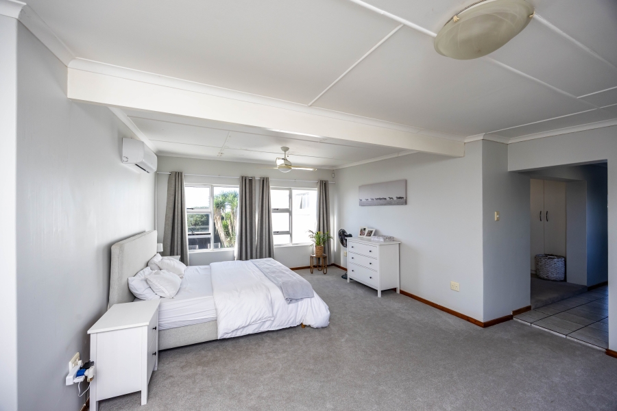 To Let 4 Bedroom Property for Rent in Kidds Beach Eastern Cape